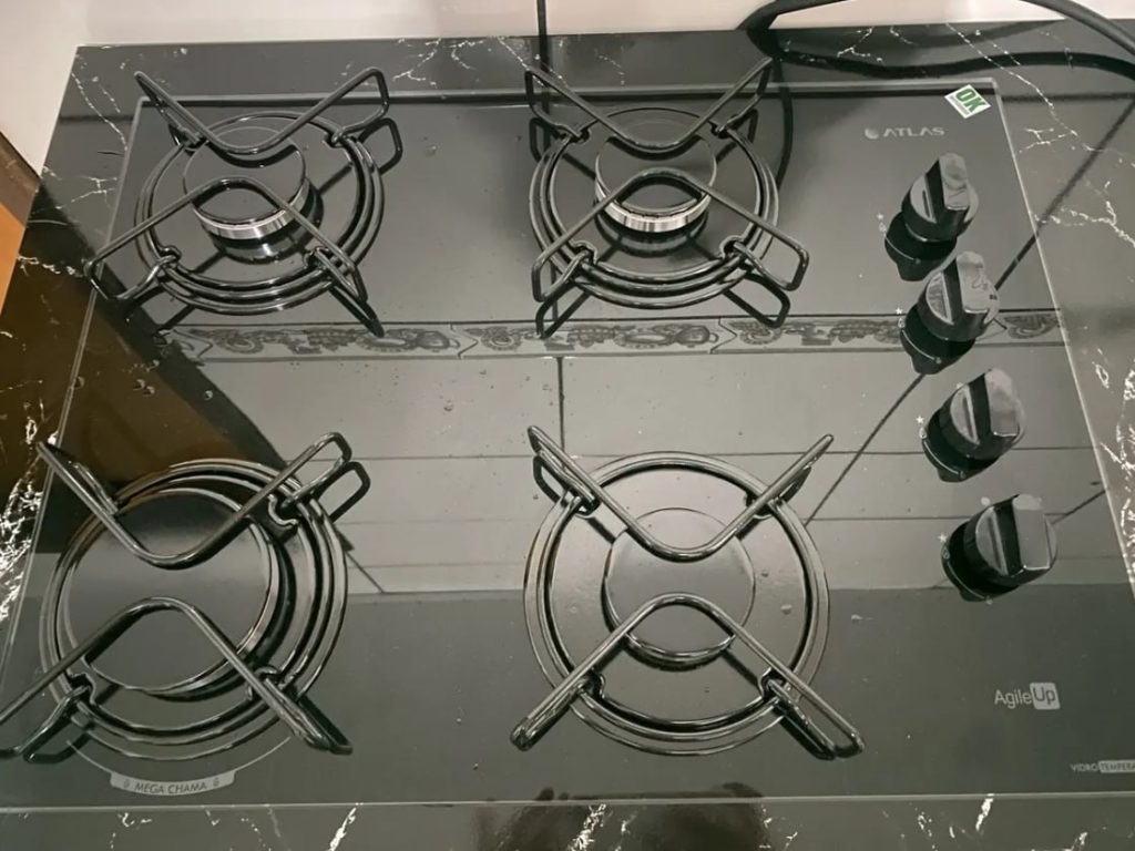 COM QUATRO BOCAS, A ÚNICA QUEIMA AQUI É A DA COMIDA BOA!