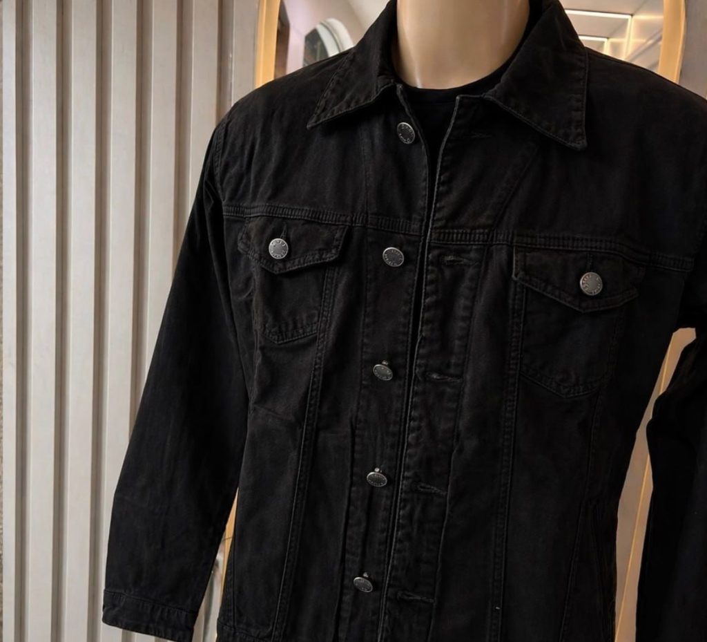 JAQUETA JEANS: A ARMADURA DO HERÓI URBANO, PARÇA!