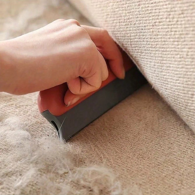 Escova eficaz para remover pelos de animais de estimação, ideal para gatos e cães. Remove suavemente os pelos soltos e limpa a pelagem, garantindo um lar limpo e organizado.