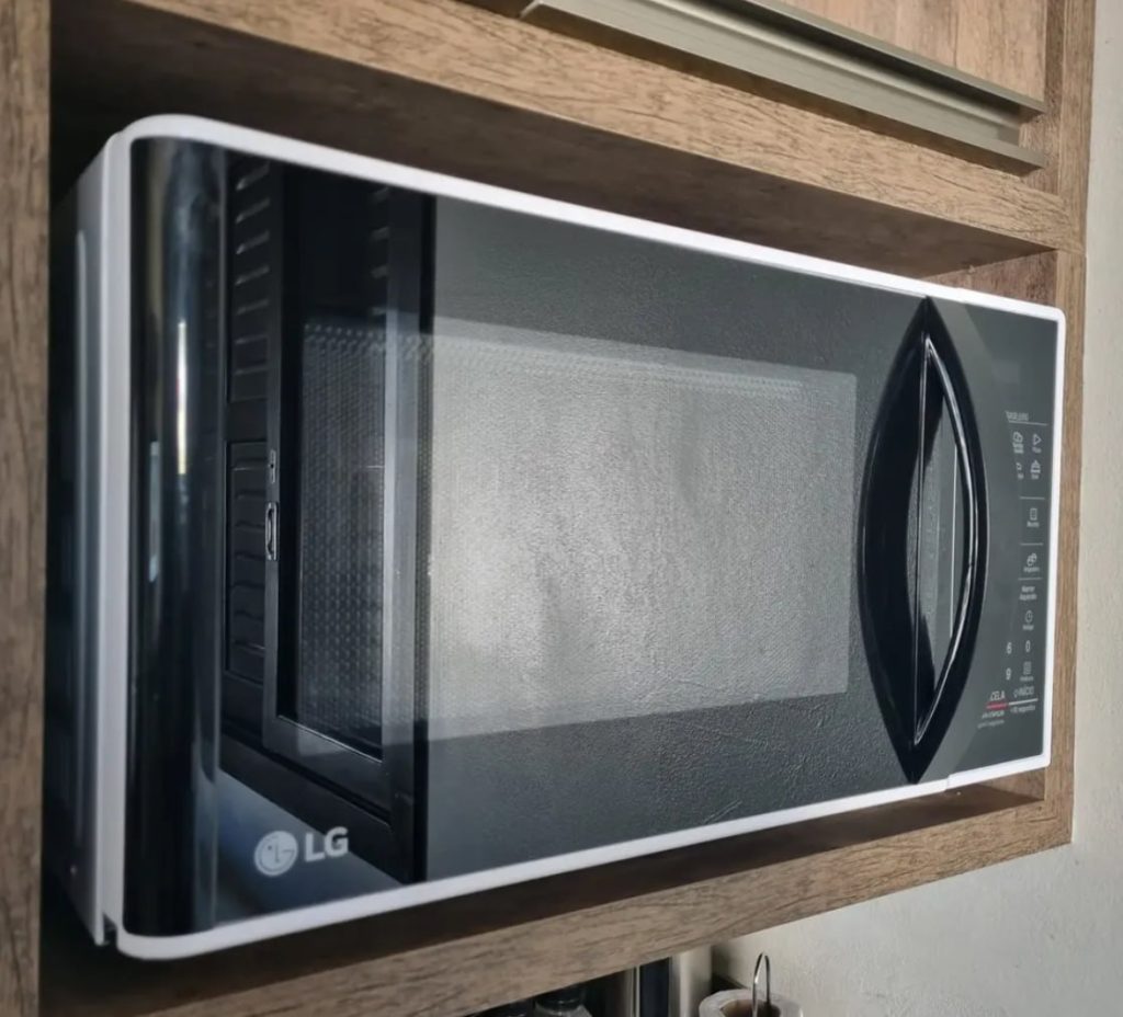 AÍ, BROTHER, ESSE MICRO-ONDAS É TIPO UM CHEF SEM TERNO!