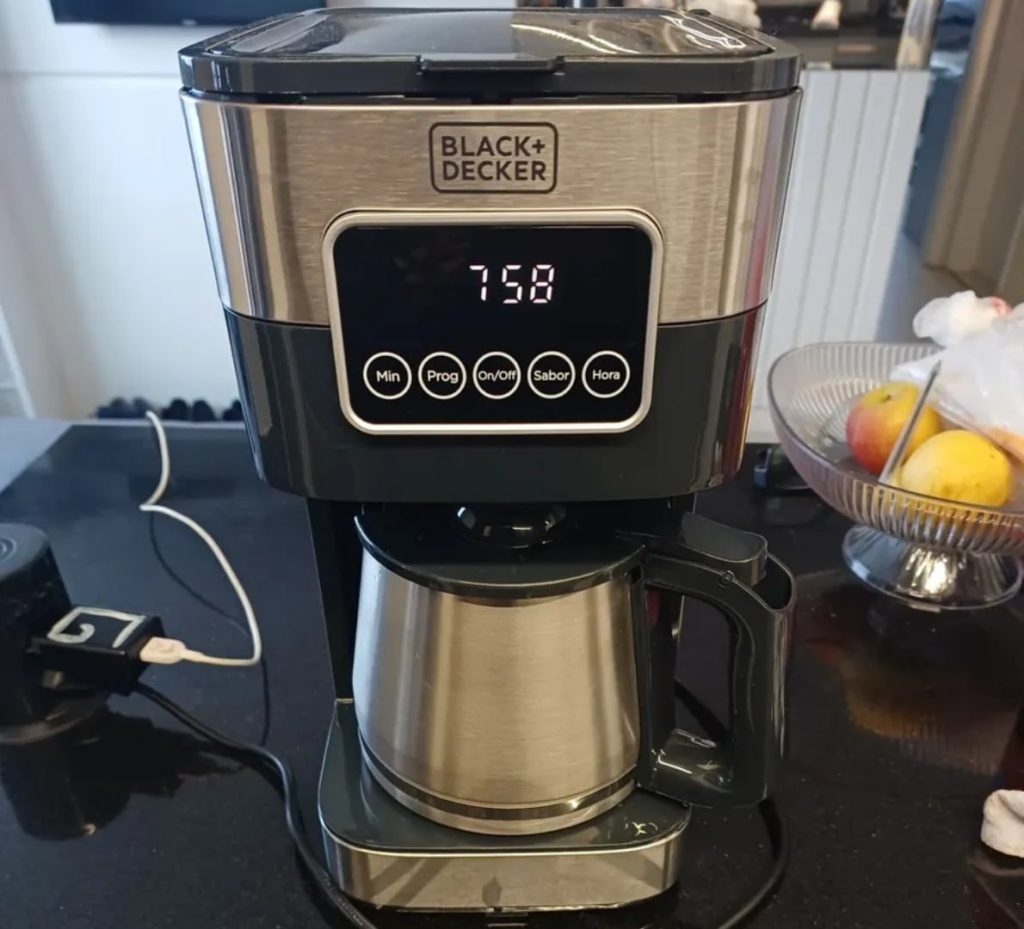 CAFETEIRA BOA É AQUELA QUE FAZ CAFÉ PRA TODO MUNDO, NÉ?