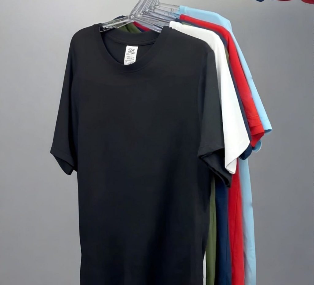 CAMISETA BÁSICA É TIPO ARROZ: COMBINA COM TUDO, PARÇA!